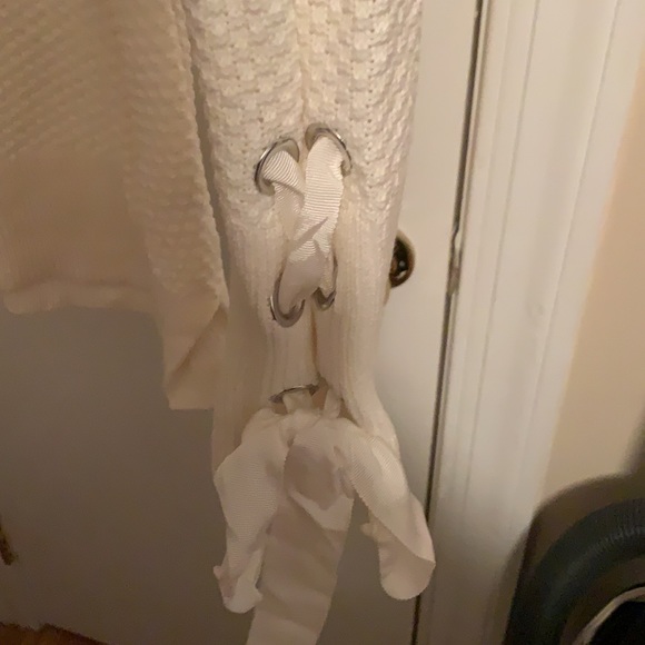 White sweater with cute ribbons at cuffs - Picture 2 of 3